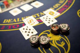 Dealer profesional melayani permainan live baccarat di platform kasino jin88